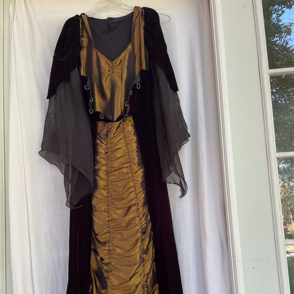 🥳 5/$12 Used Vamp Gown